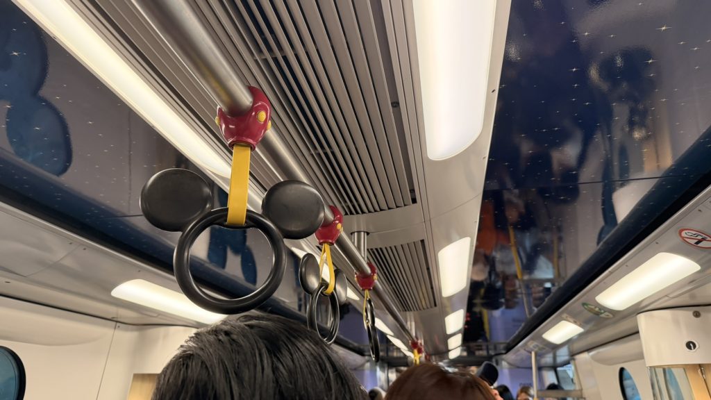 香港ディズニーリゾートライン車内のミッキー型つり革