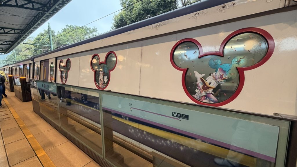 香港ディズニーリゾートラインのミッキー型の窓