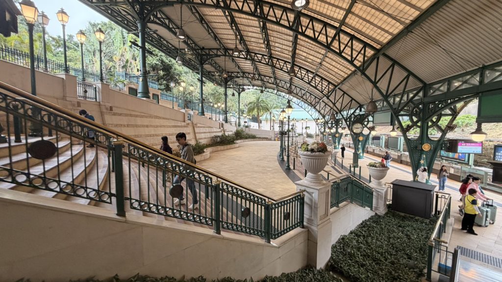 香港ディズニーランドリゾート駅のホームの様子