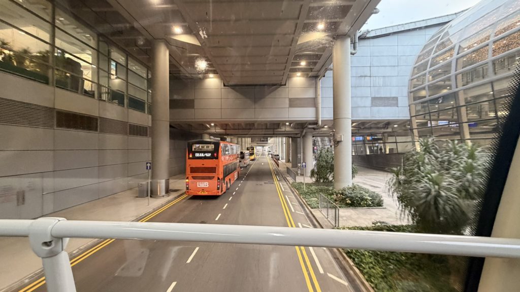 香港空港発の2階建てバス2階最前列からの車窓景色