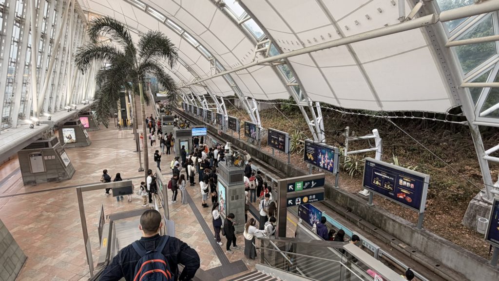 欣澳駅のディズニーリゾートラインホームの様子