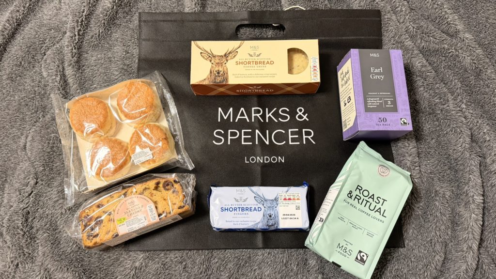 香港・東涌のマークスアンドスペンサーで購入したお土産（ショートブレッド・スコーン・紅茶・エコバッグなど）