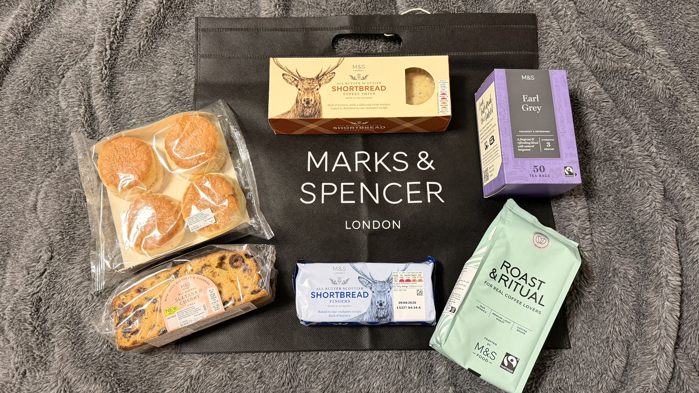 香港・東涌のマークスアンドスペンサーで購入したお土産（ショートブレッド・スコーン・紅茶・エコバッグなど）