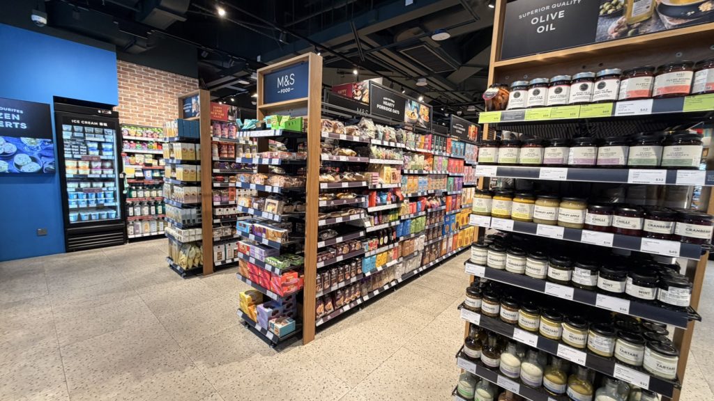 香港東涌シティゲートアウトレットのマークスアンドスペンサー店内の様子