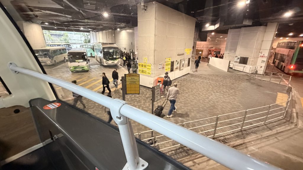 東涌駅バス停に到着した際の2階建てバス車窓からの景色